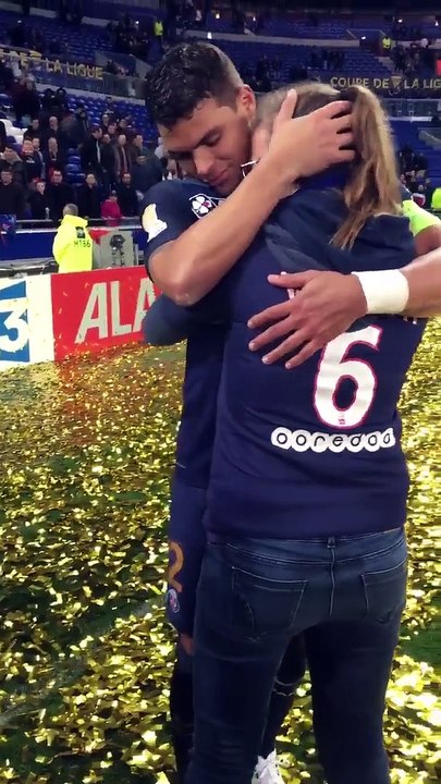 Thiago Silva prend une fan dans ses bras pendant le match Monaco PSG