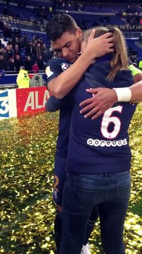 Thiago Silva prend une fan dans ses bras pendant le match Monaco PSG