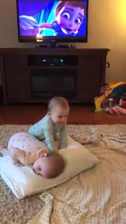 Ces jumelles reproduisent leur dessin animé préféré, la reine des neiges