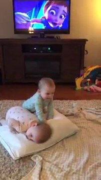 Ces jumelles reproduisent leur dessin animé préféré, la reine des neiges