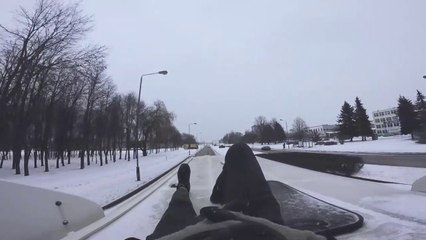 Il se fait virer du bus et finit son trajet sur le toit !