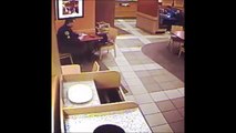 Cette petite fille aperçoit un policier manger tout seul et vient s'asseoir à sa table
