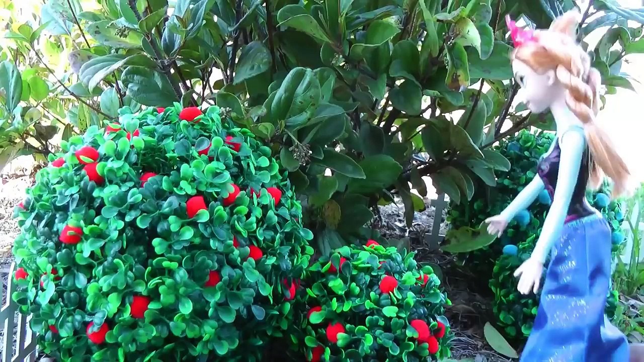 Elsa & Anna TURN small ! SNAKE Attack ! Toddlers are scared - Will they turn back to normal -AtCfMOueJow