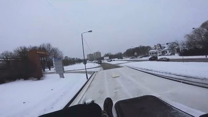 Il ce fait viré du bus et finit son trajet sur le toit.