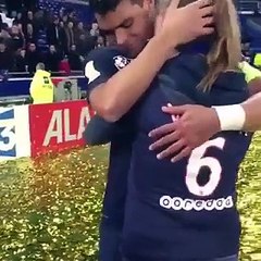 Quand Thiago Silva sèche les larmes d'une fan du PSGSPO !