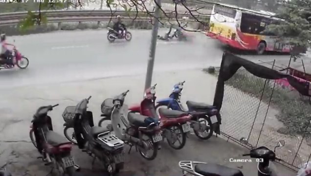 Xe máy lao thẳng vào đầu xe buýt giữa phố Hà Nội