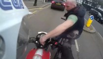 Un motard se fait voler ses clés par un cycliste !