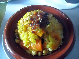 Maroc – Vol au-dessus d’un « Couscous à la viande et aux raisins secs »