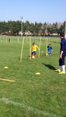 Appréciez l’enchaînement : Conduite -slalom-frappe   chez les U6