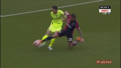 Mauricio Pinilča Sent Off For Tackling The Keeper vs Atalanta!