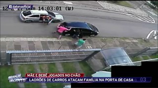 Mãe e bebê são jogados no chão em assalto em Porto Alegre