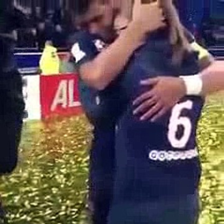 Le magnifique geste de Thiago Silva envers une supportrice du PSG apres la finale