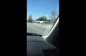 Un avion de tourisme atterrit d'urgence sur l'autoroute entre Barcelone et la France.