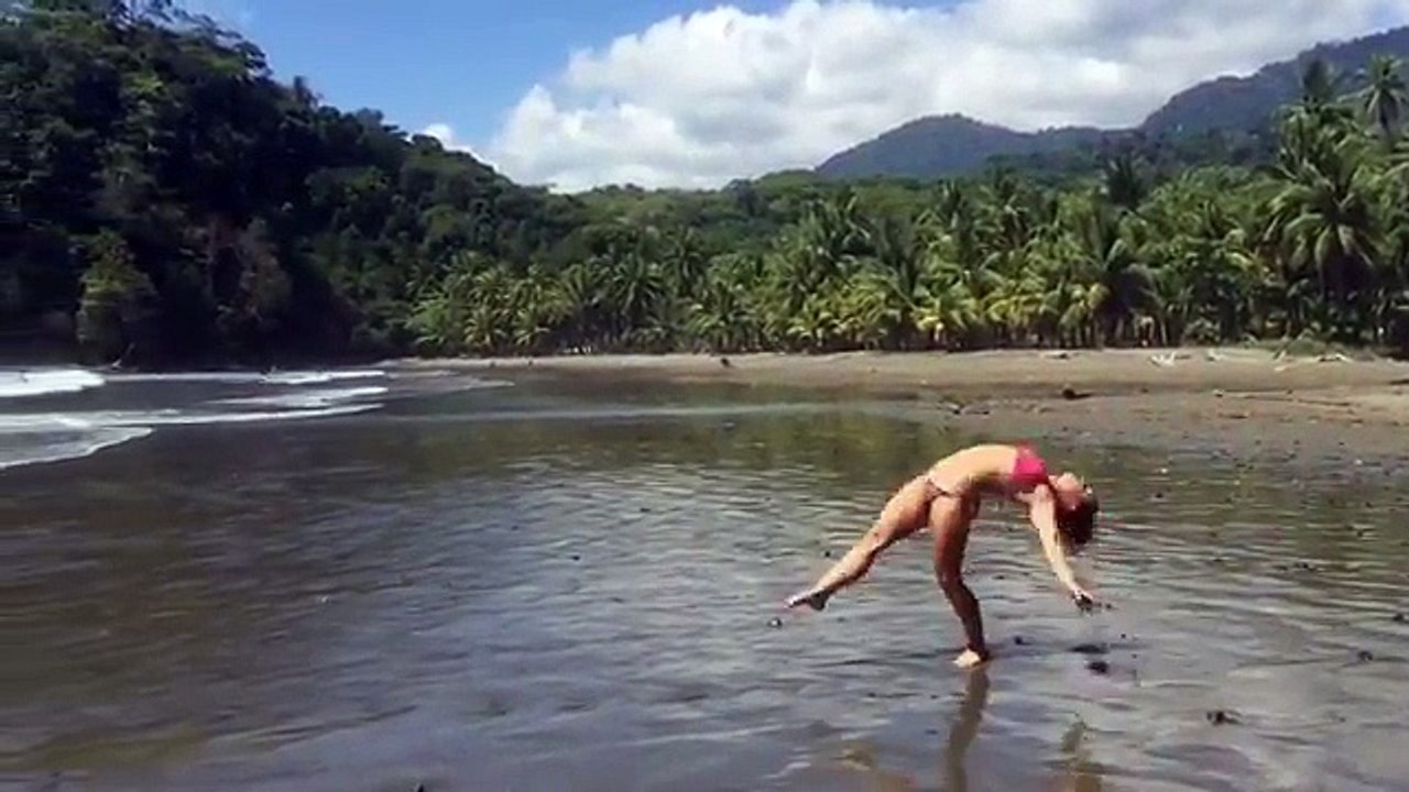 Une jolie fille fait ses exercices sur la plage !