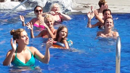 Kızlardan havuzda Zumba dansı
