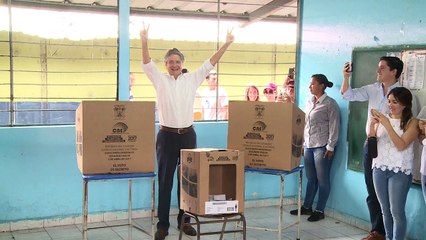 URGENTE: Candidato opositor Guillermo Lasso votó en Ecuador