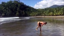 La grande classe : cette jolie fille fait ses exercices sur la plage !