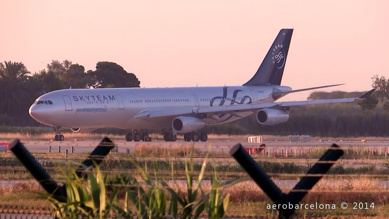 2 airplanes about to crash one is landing and the other trying to take off in Barcelona !