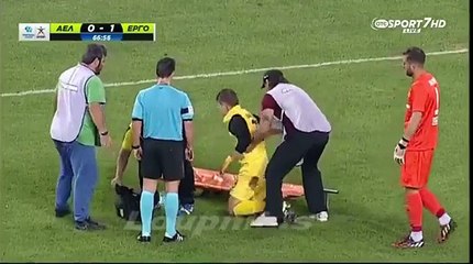 ce médecin fait tomber plusieurs fois un footballeur !