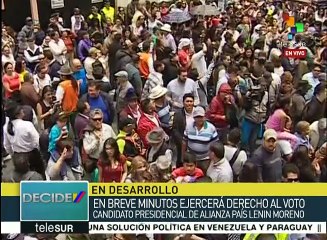 Vota candidato Lenin Moreno en busca de la presidencia de Ecuador