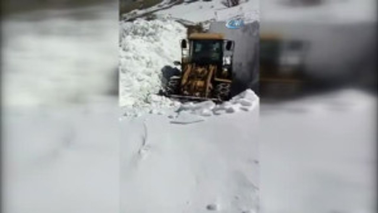 Başkale'de Yolu Kapalı Olan Mahalleler Ulaşıma Açıldı