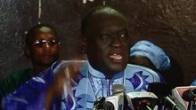 yakham mbaye fait la g...gueule mais il ne dira pas combien de fois il reçu de l'