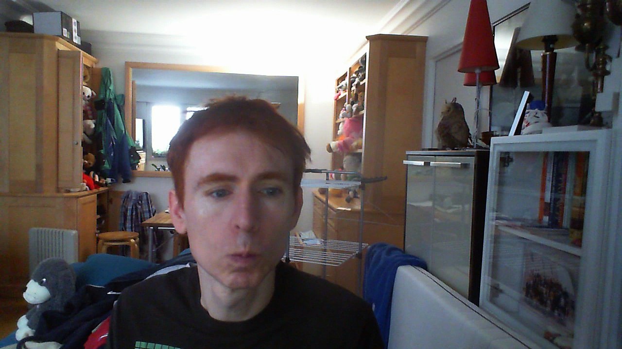 Wiwi égratigne "y'a un joli garçon" des Elles