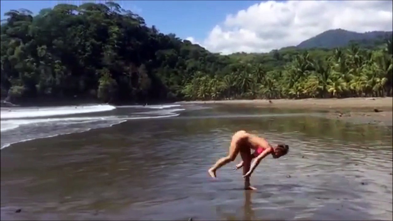 La grande classe  cette jolie fille fait ses exercices sur la plage