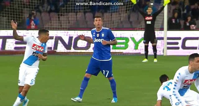 Raul Albiol Gets Injured - Napoli vs Juventus - Serie A - 02/04/2017 HD