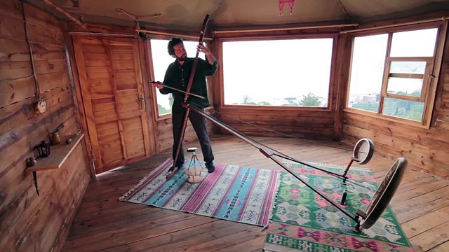 Voici le Yaybahar, un instrument de musique qui dégage des sonorités « electriques »