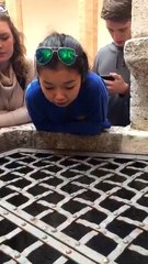Italie: voici une fille qui chante « Hallelujah » au-dessus d'un puits