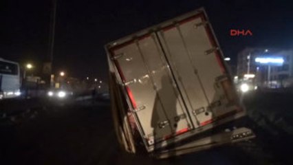 Kocaeli D-100 Karayolunda Et Yüklü Tır Devrildi