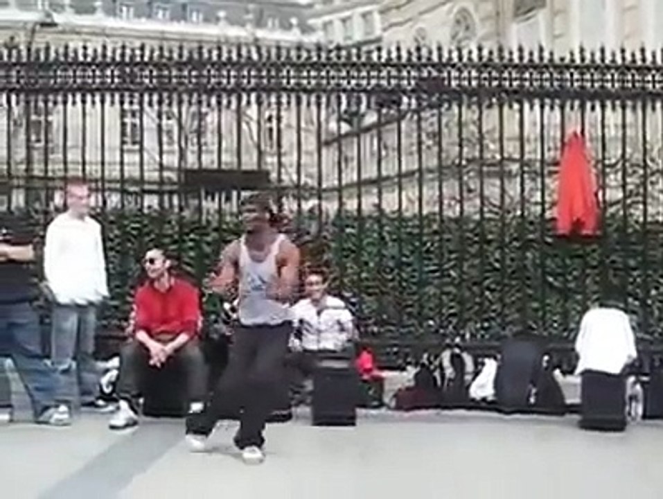 Sokak, ta robot dansı yapan zenci gençten müthiş yetenek