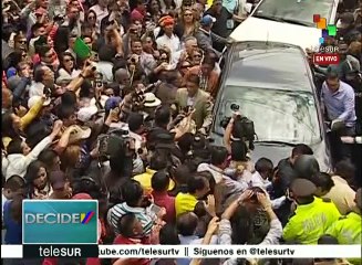 Multitud recibe al candidato Lenin Moreno en centro de votación