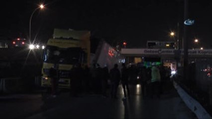 20 Ton Et Yüklü Tırın Dorsesinin Yan Yatması Nedeniyle Trafik Kapandı
