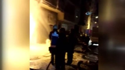 Bahçelievler'de İki Otomobil Alev Alev Yandı