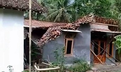 1 Rumah Rusak Akibat Tanah Bergerak