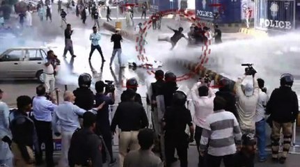Police use water cannon against FixIt campaigners in Karachi
