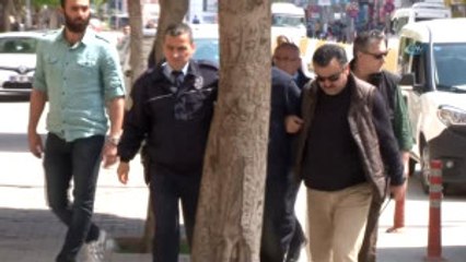 Cezaevi Firarisi Yakalanınca Adliye Kapısına Kafa Attı