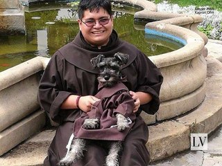 Monasterio adopta a perro abandonado