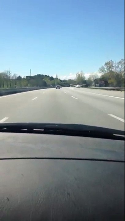 Un avion atterrit sur l'autoroute entre Barcelone et Perpignan
