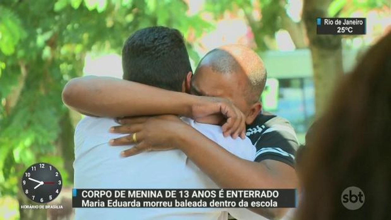 Adolescente que morreu baleada dentro de escola é enterrada sob forte comoção