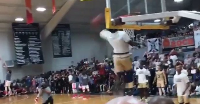 South Carolina High Schooler Nails a 360-Degree Scoop Dunk