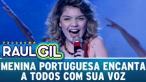 Menina portuguesa encanta a plateia com sua linda voz