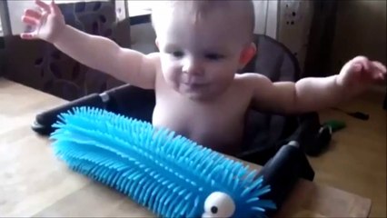 La réaction de ce bébé qui décide de toucher ce jouet terrifiant est magnifique