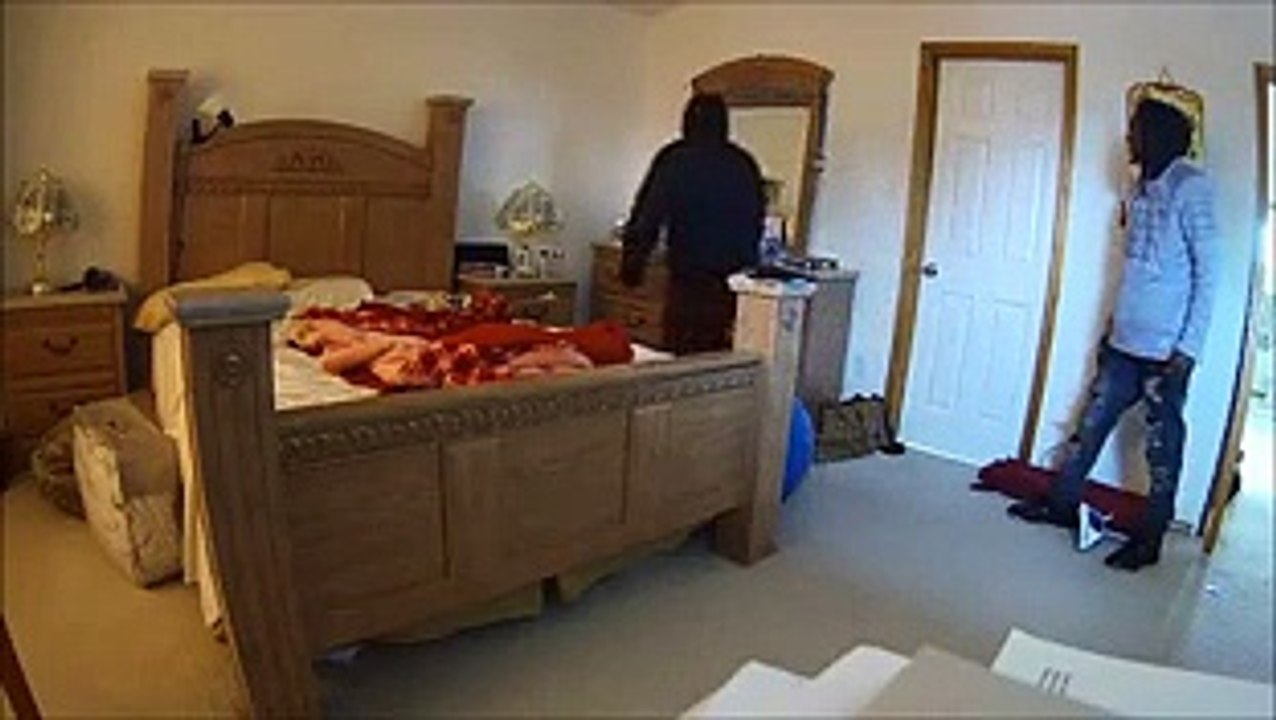 Une femme se cache dans sa salle de bain pour tenter d'échapper à des agresseurs