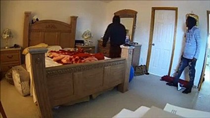 Une femme se cache dans sa salle de bain pour tenter d'échapper à des agresseurs