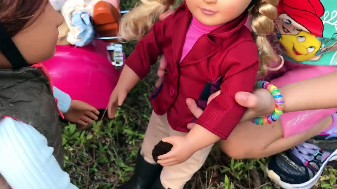 Girl Dolls Arizona & Lily Go HorseBack Riding, Adopt Cute Kitten & Puppy and Play Fair Games Skit-lNkq8sEQ8Tc