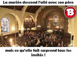 La mariée descend l'allé avec son père, mais ce qu'elle fait surprend tous les invités