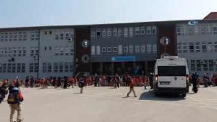 İtfaiye Eri Yangından Korkan Öğrencileri Kıyafetlerini Giydirerek Teselli Etti